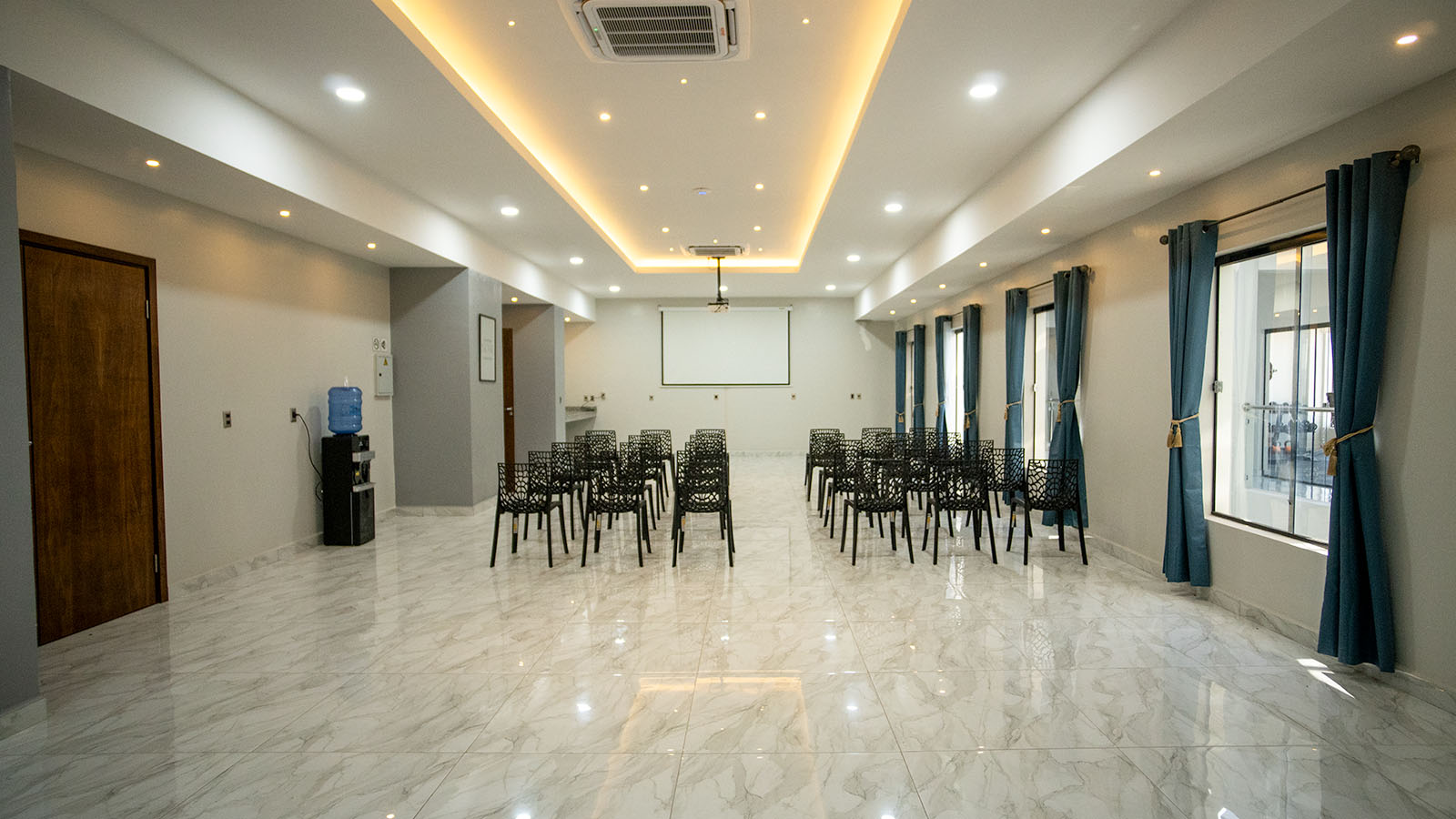 Room prepared for professional events at Los Olivos Hotel