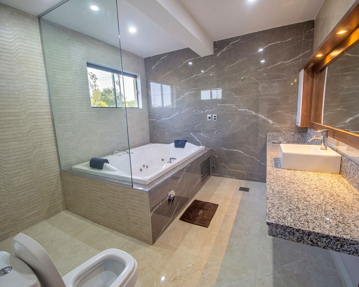Deluxe double suite with hydromassage at Los Olivos Hotel